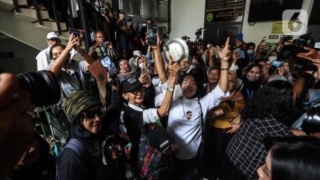 Pendukung Eliezer Bersorak Sambut Hukuman 1 Tahun 6 Bulan untuk Eliezer