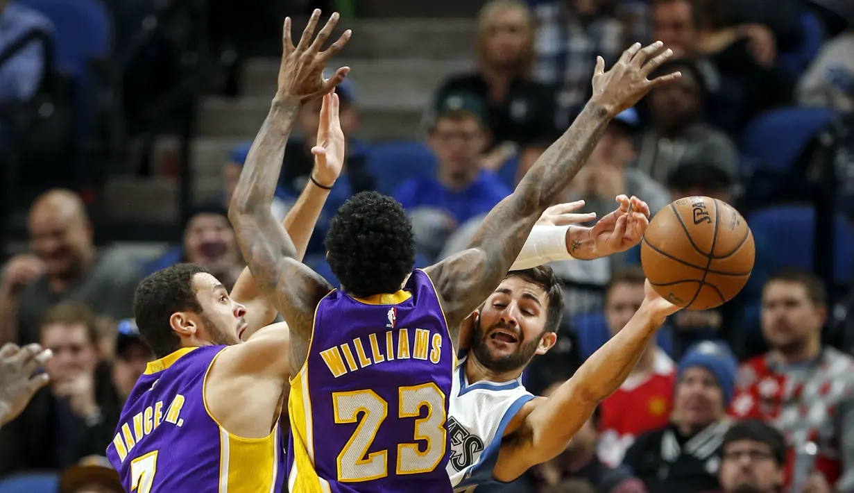 Pemain Minnesota Timberwolves, Ricky Rubio (kanan) mencoba keluar dari hadangan para pemain Los Angeles Lakers pada laga NBA basketball game di Minneapolis, (13/11/2016). Timberwolves menang 125-99. (AP/Bruce Kluckhohn)
