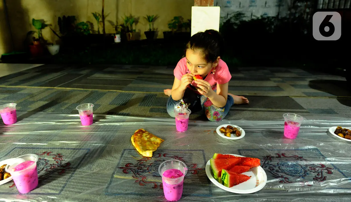 Roti canai, kurma, es buah hingga semangka menjadi menu mereka buka puasa. (merdeka.com/Arie Basuki)
