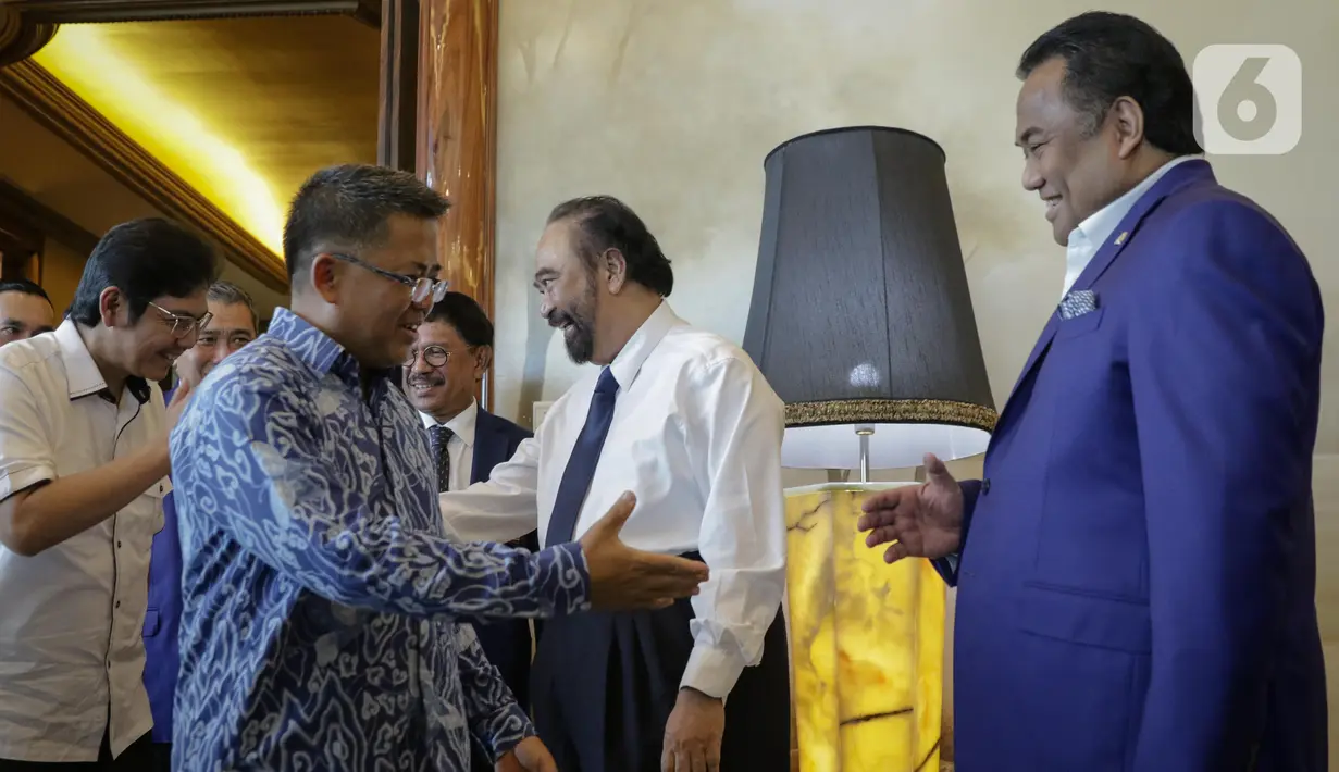 Ketum Partai Nasdem Surya Paloh terima kunjungan Presiden PKS Sohibul Iman bersama jajaran di DPP Nasdem, Jakarta, Rabu (29/1/2020). Sohibul mengatakan, kunjungan kali ini sebagai bentuk kunjungan balasan yang pernah dilakukan Paloh dan jajaran Nasdem akhir Oktober 2019. (Liputan6.com/Faizal Fanani)