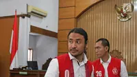 Musikus Marcello Tahitoe atau Ello bersama rekannya, Diego usai menjalani sidang di PN Jakarta Selatan, Selasa (28/11). Sidang tersebut beragendakan pembacaan keterangan terdakwa. (Liputan6.com/Herman Zakharia)