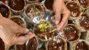 Kue ini juga sering disebut sebagai Dodol Cina. Kue ini bukan sekadar hidangan, melainkan simbol harapan dan doa bagi masyarakat keturunan Tionghoa di Indonesia. Tampak dalam foto, pekerja menyelesaikan pembuatan kue keranjang di Pabrik Kue Hoki, kawasan Sawangan, Depok, Jawa Barat, Rabu (11/2/2025). (merdeka.com/Arie Basuki)