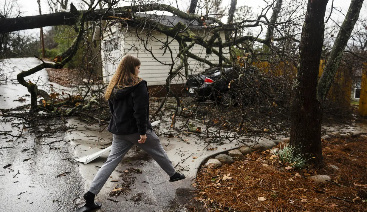 Sebuah pohon tumbang usai dihantam badai di Chattanooga, AS, Rabu (1/3). Sejumlah rumah rusak berat usai dihantam badai yang dikenal dengan istilah supercells itu. (AP Photo/Doug Strickland)