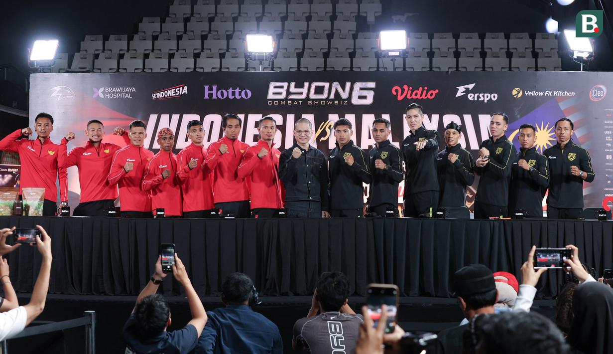 Petarung Indonesia bersama petarung Malaysia foto bersama saat jumpa pers Byon Combat Showbiz Vol. 6: Indonesia vs Malaysia II di Tennis Indoor Senayan, Jakarta, Jumat (21/11/2025). (Bola.com/M Iqbal Ichsan)