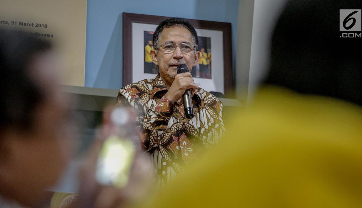 Rektor UI Muhammad Anis memberi sambutan sebelum pernyataan sikap bersama ILUNI UI dan Mahasiswa UI, Jakarta, Rabu (24/4). Seruan ini merupakan pernyataan sikap ILUNI UI, mahasiswa UI yang diwakilkan BEM UI dan Fakultas atas keberhasilan pemilu yang lancar dan damai. (Liputan6.com/Faizal Fanani)