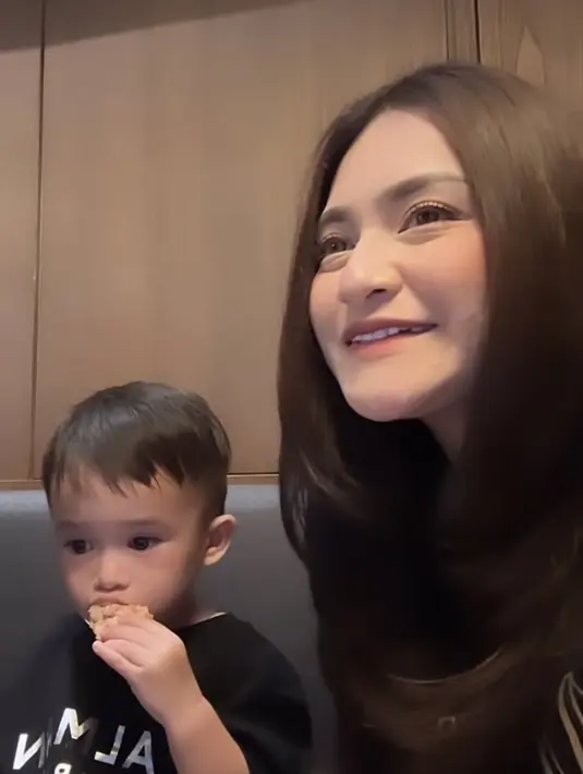 Tekadnya melepas hijab pun sudah bulat, terlihat ia mengunggah foto bersama sang anak tanpa hijabnya. (@nathalieholscher)