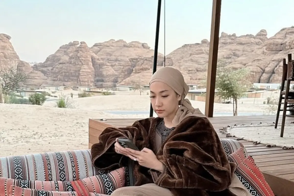Gaya Bunga Citra Lestari Kenakan Hijab Turban saat Berkunjung ke Al Ula
