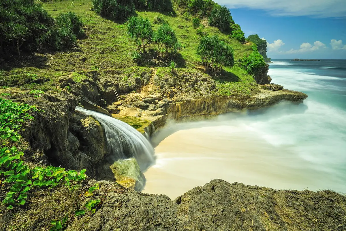 Tak Hanya Cantik, 4 Pantai di Indonesia Ini Juga Punya Air Terjun