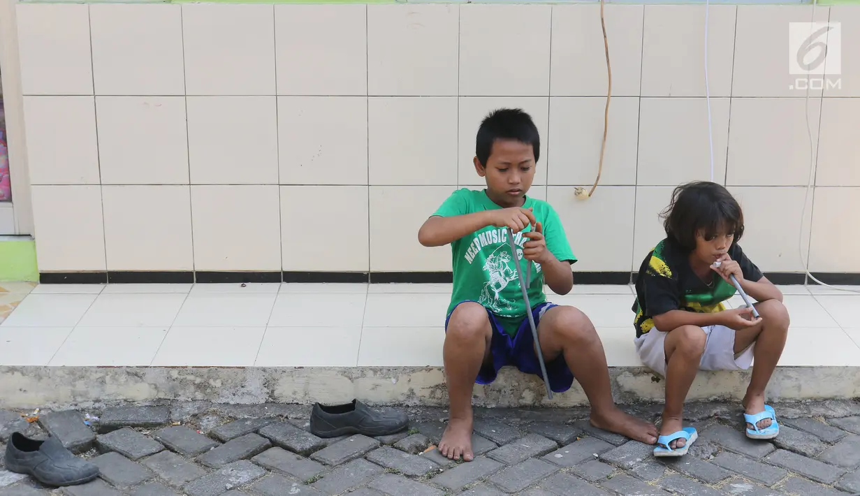Anak-anak sedang bermain di posko pengungsian SDN 10/11 Pagi Cipinang Utara, Jakarta, Selasa (20/8/2019). Puluhan warga terdampak kebakaran di Kawasan Prumpung, Jatinegara saat ini masih sangat membutuhkan bantuan seperti alas tidur dan popok bayi. (Liputan6.com/Herman Zakharia)