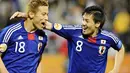 Gelandang serang Jepang Keisuke Honda (kiri) dan rekannya Daisuke Matsui merayakan gol kedua ke gawang Suriah di penyisihan Grup B Piala Asia 2011 di Qatar SC Stadium, Doha, 13 Januari 2011. Jepang unggul 2-1. AFP PHOTO / PORNCHAI KITTIWONGSAKUL 