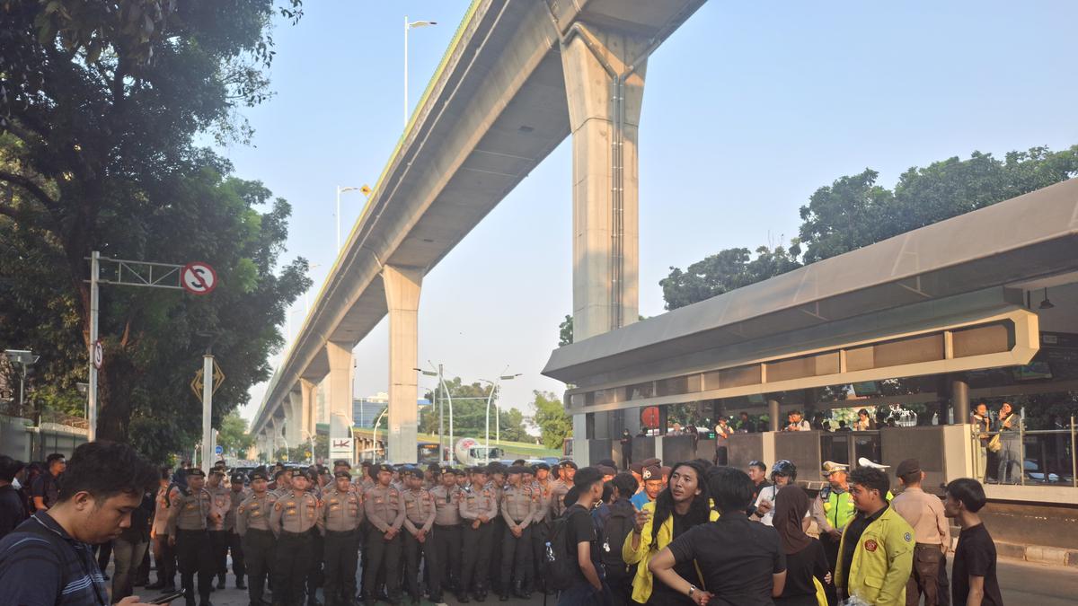 BEM UI Demo di Mabes Polri, Bawa Karangan Bunga
