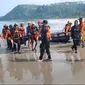 Proses evakuasi jasad korban yang tenggelam ketika berenang di Pantai Rio by The Beach, Lampung Selatan. Foto : (Istimewa).