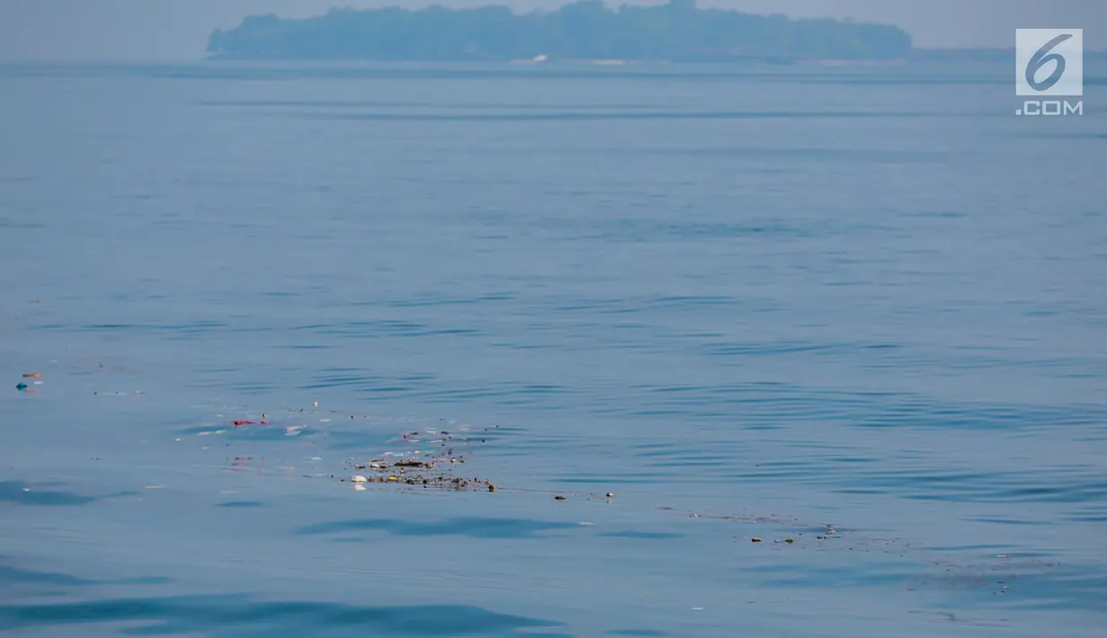 Sampah kiriman mengotori perairan Kepulauan Seribu di sekitar Pulau Pari dan Pulau Pramuka, Rabu (28/11). Sampah itu terbawa arus laut dan terdampar akibat angin serta hujan deras yang melanda daratan Pulau Jawa. (Liputan6.com/Faizal Fanani)