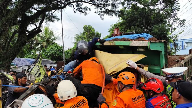 Dua Jam Terjebak Truk, Lansia Banyuwangi Meregang Nyawa