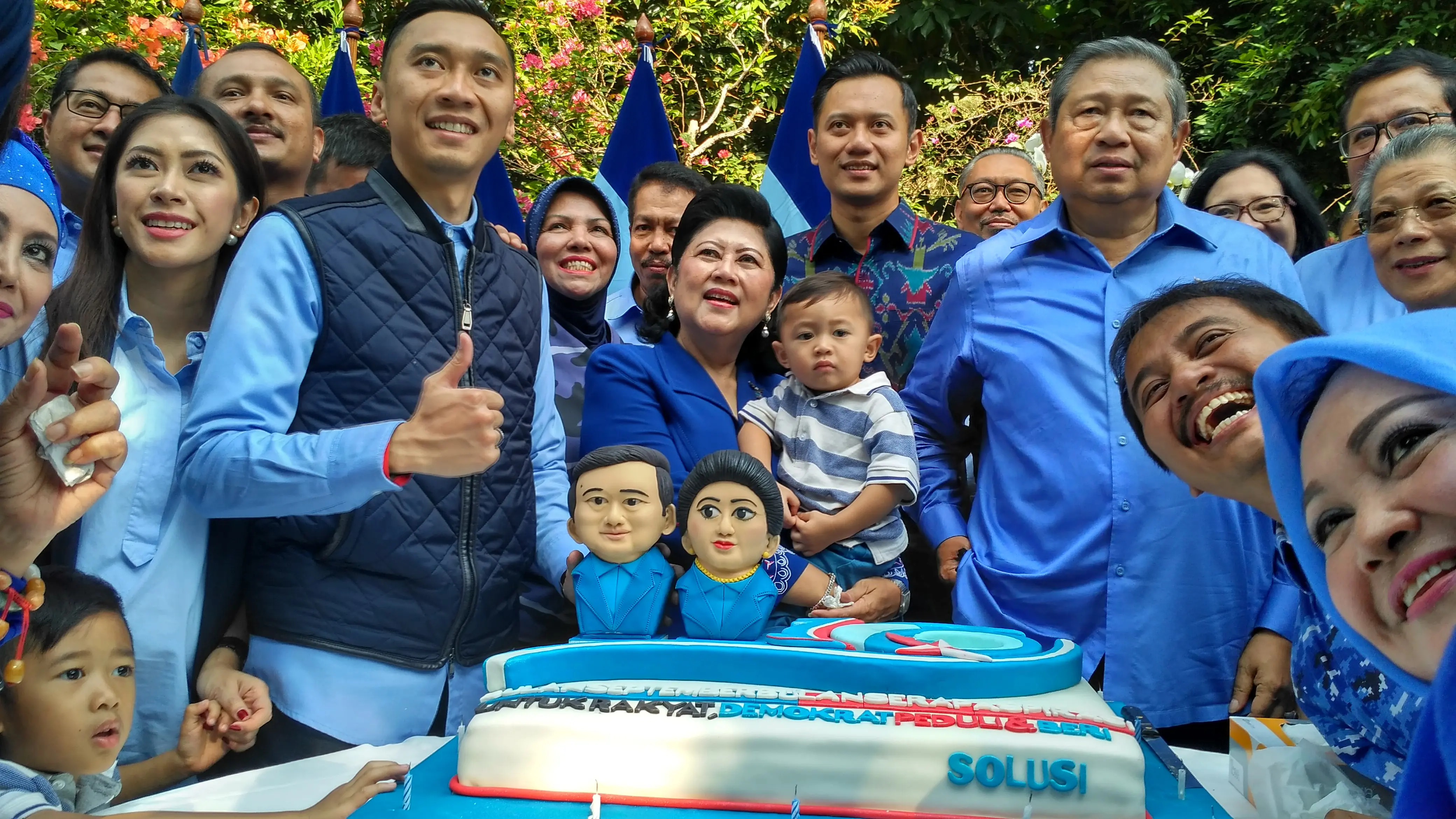  Usai memberikan sambutan dan pemotongan tumpeng, SBY mendapatkan kejutan kue ulang tahun berlambang angka 16 dengan warna seperti bendera Partai Demokrat. 