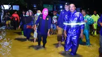 Khofifah meninjau banjir di Driyorejo Gresik. (Dian Kurniawan/Liputan6.com)