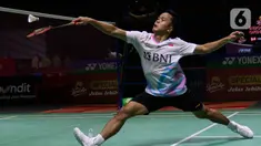 Pebulu tangkis tunggal putra Indonesia, Anthony Sinisuka Ginting saat melawan Kenta Nishimoto (Jepang) pada babak 32 besar Indonesia Open 2024 di Istora Gelora Bung Karno, Senayan, Jakarta, Selasa (4/6/2024). (Liputan6.com/Herman Zakharia)