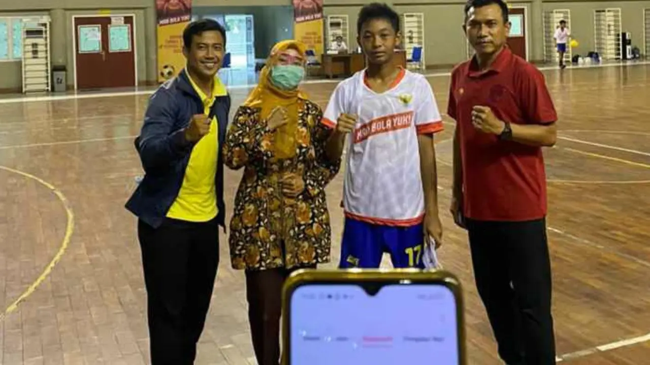 Bocah Gresik Cetak Rekor Timang Bola Terlama di Indonesia
