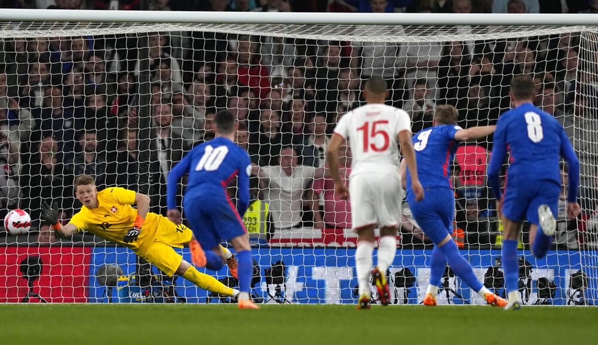 Pemain Inggris Harry Kane (kedua kanan) mencetak gol ke gawang Swiss dari titik penalti pada pertandingan uji coba di Stadion Wembley, London, Inggris, 26 Maret 2022. Inggris menang 2-1. (AP Photo/Alastair Grant)