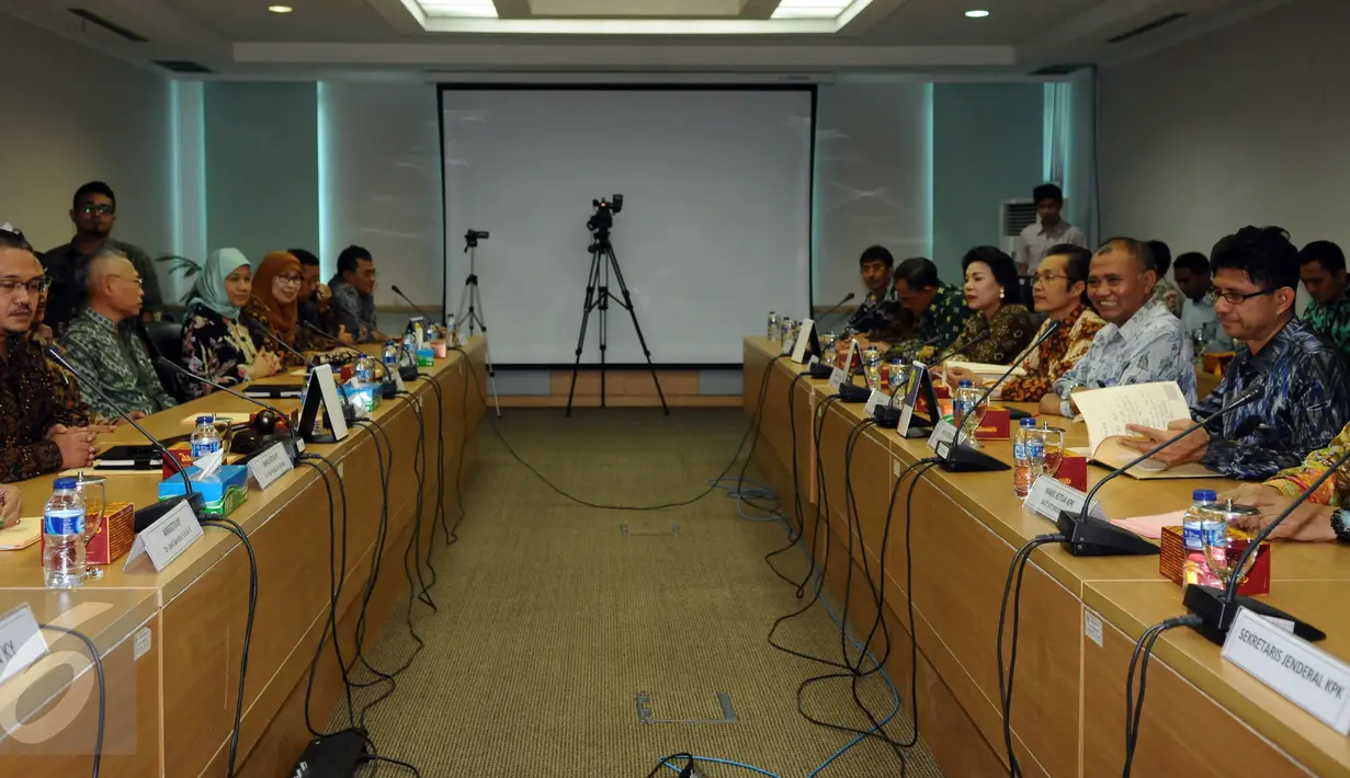 Pimpinan KPK (kanan) saat melakukan pertemuan dengan pimpinan Komisi Yudisial di gedung Komisi Yudisial, Jakarta, Rabu (6/1/2016). Pertemuan berlangsung tertutup dan membahas pembaharuan MoU kedua lembaga. (Liputan6.com/Helmi Fithriansyah)