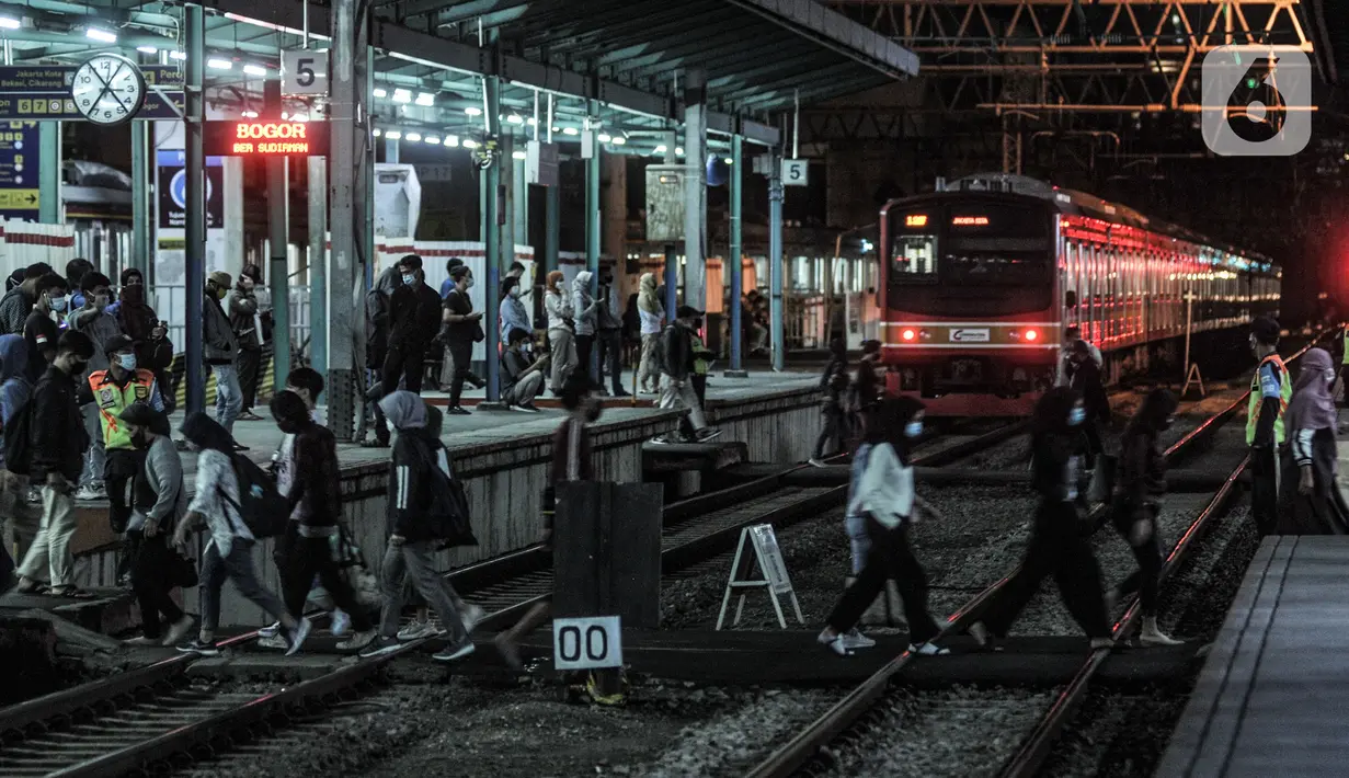 Aktivitas penumpang KRL di Stasiun Manggarai, Jakarta, Selasa (12/1/2021). Selama PSBB di DKI mulai 11-25 Januari, PT Kereta Commuter Indonesia (KCI) memangkas jadwal operasional KRL menjadi pukul 04.00 WIB hingga 22.00 WIB guna menekan penularan Covid-19. (merdeka.com/Iqbal Nugroho)