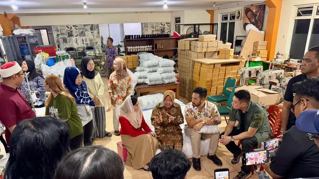 Cagub Jatim nomor urut 3 Tri Rismaharini (Risma) mengunjungi eks-Dolly, Surabaya, bersama sejumlah influencer. (Foto: Liputan6.com/Istimewa)