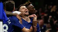 Gelandang Chelsea, Jorginho bersama rekan setimnya merayakan gol ke gawang Arsenal dari titik penalti pada lanjutan pertandingan Liga Inggris di Stamford Bridge, Selasa (21/1/2020). Chelsea gagal memetik hasil maksimal usai ditahan Arsenal dengan skor 2-2. (AP Photo/Matt Dunham)