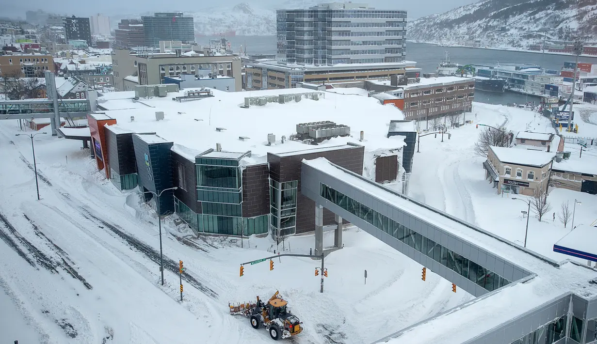 Kendaraan bajak salju membersihkan jalanan Kota St John's, Newfoundland, Kanada, Sabtu (18/1/2020). St John's menghadapi keadaan darurat ketika salju tebal memaksa pusat-pusat bisnis tutup dan kendaraan dilarang melintas di jalan raya. (Andrew Vaughan/The Canadian Press via AP)