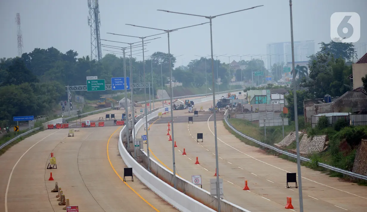 Suasana pembangunan Jalan Tol Serpong-Cinere yang melintasi wilayah Serpong (Jombang), Serua, Ciputat, Pamulang, dan Pondok Cabe/Cinere di Tangerang Selatan, Selasa (31/3/2020). (merdeka.com/Dwi Narwoko)