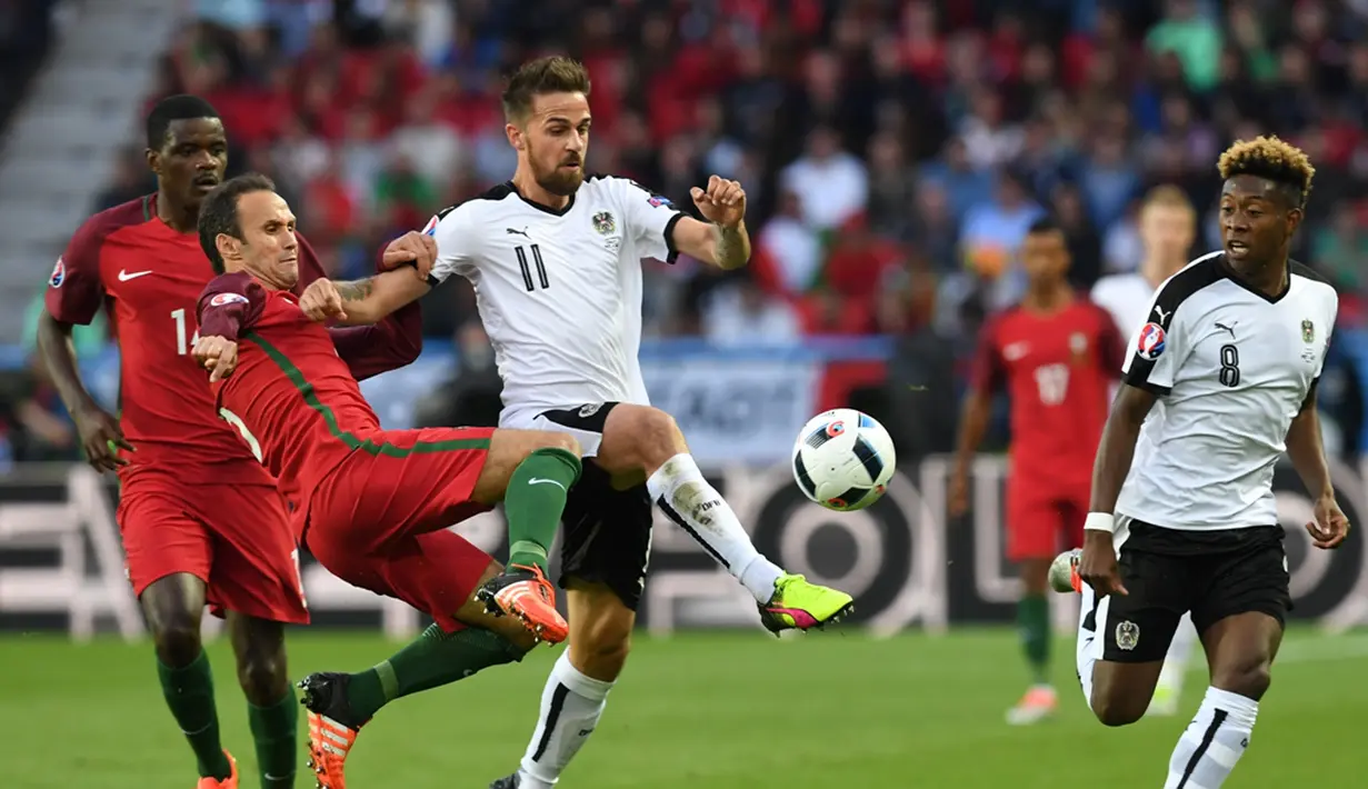 Bek Portugal, Ricardo Carvalho, berusaha menghentikan laju pemain Austria, Martin Harnik, pada laga kedua Grup F Piala Eropa 2016 di Parc des Princes, Minggu (19/6/2016) dini hari WIB. (AFP/Francisco Leong)