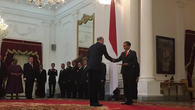 Jokowi Terima Surat Kepercayaan 14 Duta Besar Negara Sahabat. (Merdeka.com)