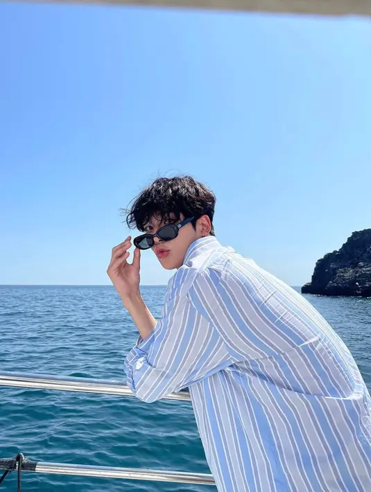 Meski kini akan berfokus dengan solo kariernya sebagai aktor, namun pria dengan nama asli Kim Seok Woo ini menyebutkan jika kegiatannya bersama member SF9 begitu berarti. Ia juga mengungkapkan ingin mencoba tantangan baru dalam hidupnya. (Liputan6.com/IG/@ewsbdi)