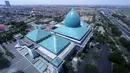 Masjid Al-Akbar dibangun di atas lahan 11,2 hektar di Surabaya, Jawa Timur dengan gaya arsitektur yang unik dan modern.  Masjid ini mampu menampung jamaah sebanyak 59.000 orang. (Istimewa)