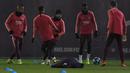 Suasana latihan Barcelona jelang laga lanjutan grup B Liga Champions yang berlangsung di stadion Camp Nou, Spanyol, Rabu (12/12). El Barca akan ditantang Tottenham Hotspur yang butuh kemenangan guna pastikan diri lolos. (AFP/Lluis Gene)