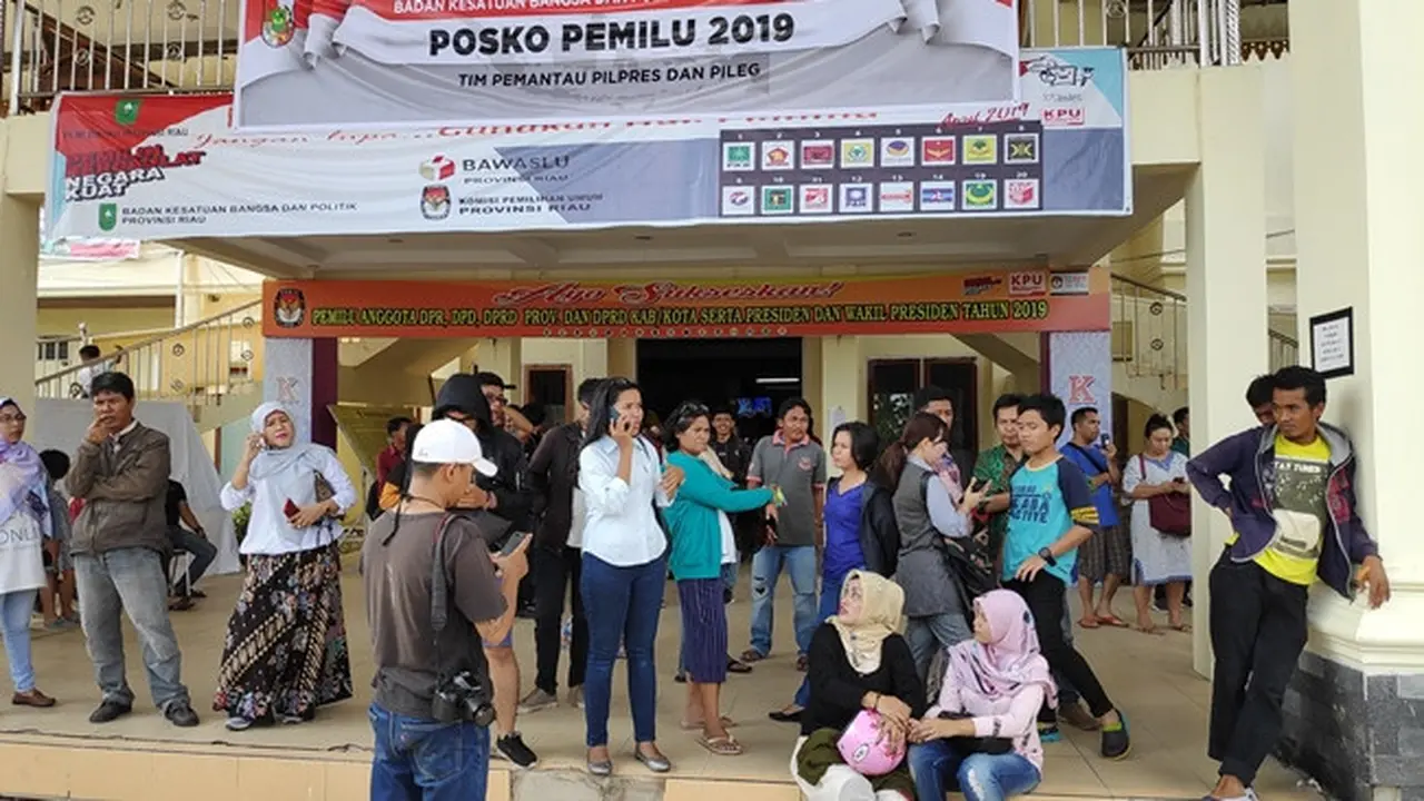 Warga mendatangi KPU Pekanbaru karena tidak bisa mencoblos dengan alasan kekurangan surat suara.