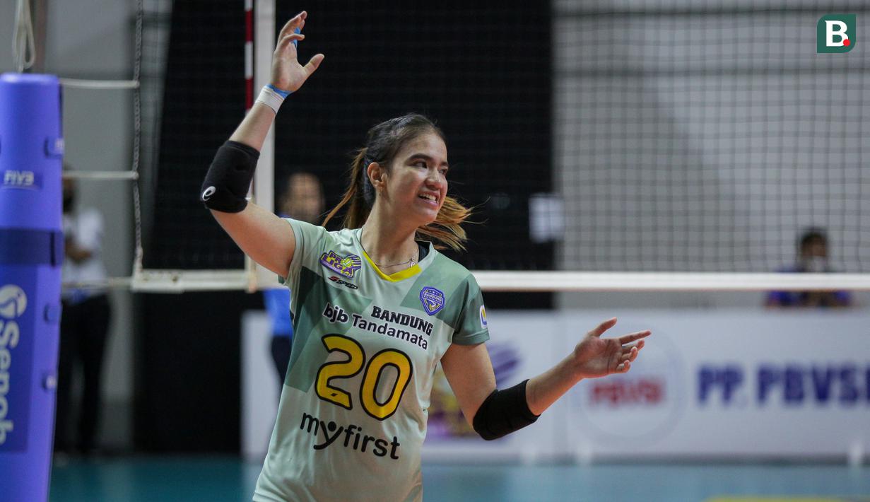 Pemain Bandung BJB Tandamata, Shella Bernadetha Onan melakukan selebrasi usai mencetak poin saat laga lanjutan Proliga 2022 melawan Jakarta Elektrik PLN di Padepokan Voli Jenderal Polisi Kunarto, Sentul, Jumat (21/01/2022). (Bola.com/Bagaskara Lazuardi)