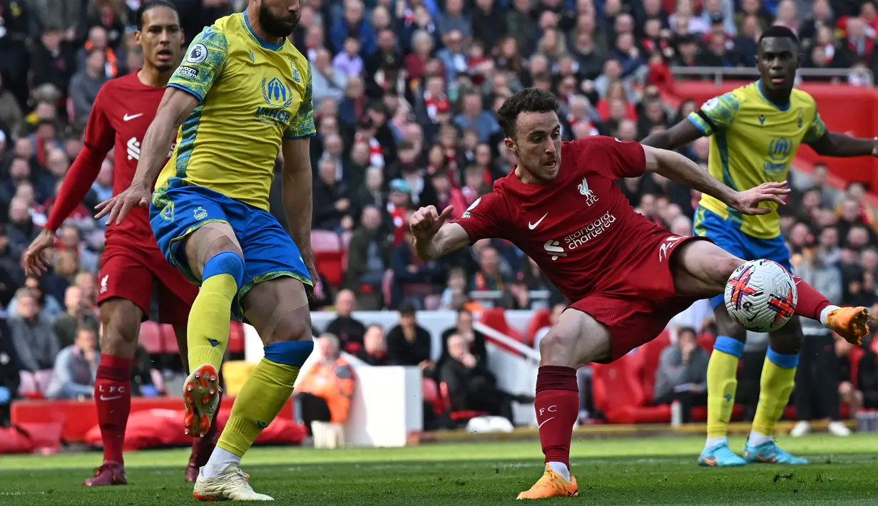 Pemain Liverpool, Diogo Jota mencetak gol kedua timnya ke gawang Nottingham Forest pada laga pekan ke-32 Liga Inggris 2022/2023 di Anfield, Liverpool, Sabtu (22/04/2023) WIB. The Reds berhasil menang dengan skor 3-2. (AFP/Paul Ellis)
