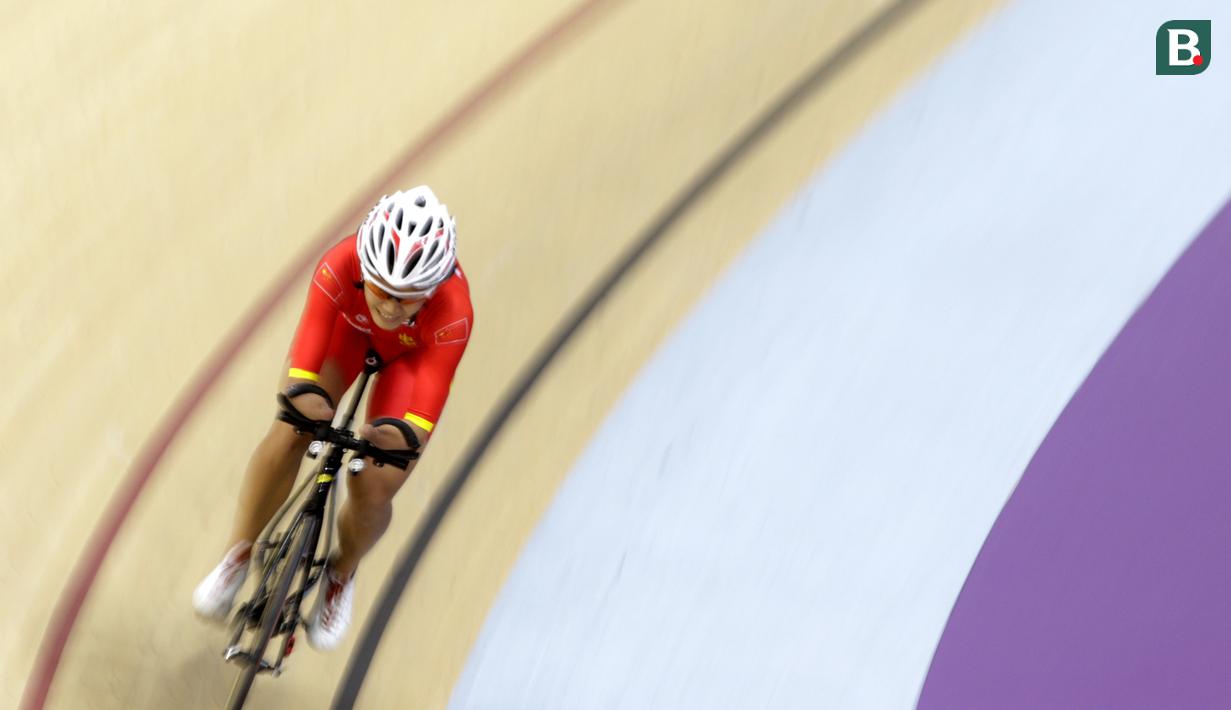 Pebalap sepeda China, Ruan Jianping, saat beraksi pada nomor trek Individual Pursuit C2-5 putri pada Asian Para Games di Velodrome, Jakarta, Kamis (11/10/2018). (Bola.com/M Iqbal Ichsan)