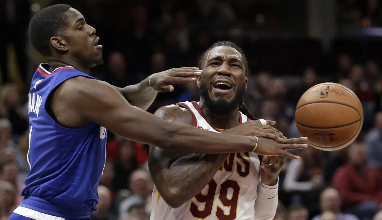 Pemain Los Angeles Clippers, Jawun Evans menghalau bola tembakan pemain Cavaliers, Jae Crowder pada laga NBA basketball game di Quicken Loans Arena, Cleveland, (18/11/2017), Cavs menang 118-113. (AP/Tony Dejak)