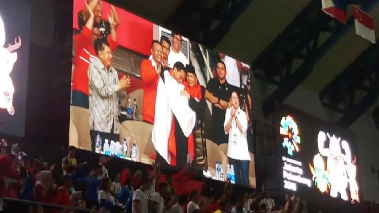 Jokowi dan Prabowo memeluk atlet pencak silat Indonesia