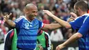 French forward Thierry Henry celebrates after scoring a second goal during the friendly match France vs Tunisia on October 14, 2008 at Stade de France in Saint-Denis. AFP PHOTO/JACQUES DEMARTHON 