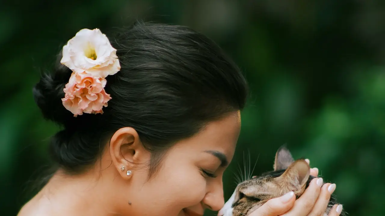 Ariel Tatum Tampil Bak Kembang Desa di Ultah Anabul dengan Dress Satin dan Makeup Tipis