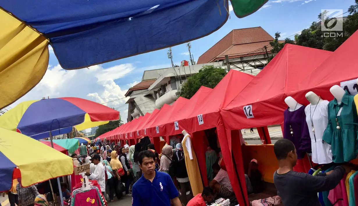 Tenda pedagang kaki lima berdiri di Jalan Jati Baru Raya, Jakarta, Jumat (22/12). Terkait penataan PKL, Pemprov DKI Jakarta mulai menutup sepanjang jalan di depan Stasiun Tanah Abang pukul 08.00-18.00 WIB. (Liputan6.com/Immanuel Antonius)