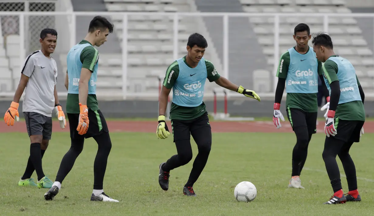 Para kiper Timnas Indonesia U-22 berlatih operan saat latihan di Stadion Madya, Jakarta, Jumat (18/1). Latihan ini merupakan persiapan jelang Piala AFF U-22. (Bola.com/Yoppy Renato)