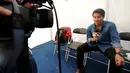 Dibya Dika (kanan) saat diwawancara usai beraksi di panggung inBox di Cibinong Square, Bogor, Kamis (29/1/2015). Dibya Dika merupakan pemenang kedua Music Video Contest yang digelar Vidio.com. (Liputan6.com/Helmi Fithriansyah)