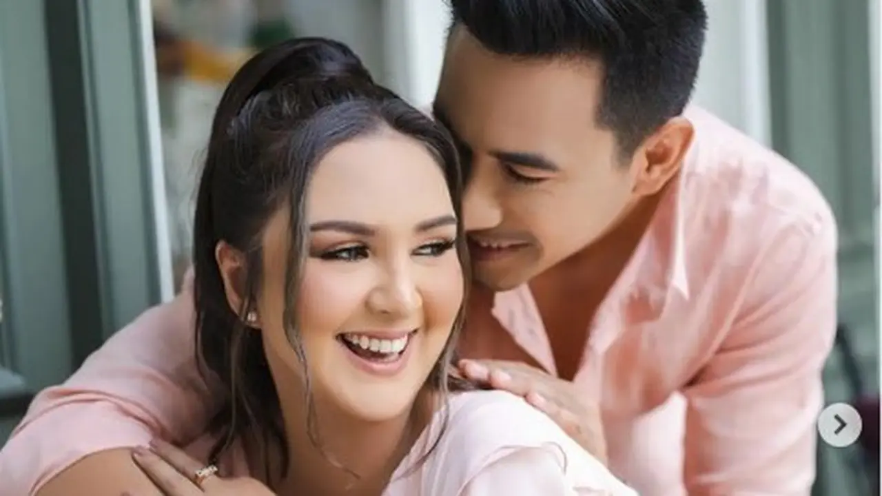 7 Pemotretan Darius Sinathrya dan Donna Agnesia di Berbagai Tema, Bak Prewedding