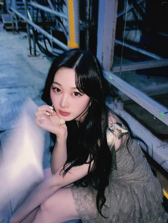 Giselle beda lagi. Member asal Jepang ini mengusung look yang manis dan anggun. [Instagram/aespa_official]