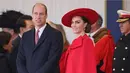 <p>Kate melengkapi penampilan dengan topi merah di atas rambut model sanggulnya. Lengkap dengan perhiasannya anting dan cincin model . Ia memilih tampilan riasan glamor termasuk smokey eye. [@theroyalfamily]</p>