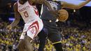Aksi pemain Rockets, James Harden mengecoh pemain Warriors, Kevin Durant pada gim keempat final NBA basketball Wilayah Barat di Oracle Arena, Oakland (22/5/2018). Rockets menang 95-92. (AP/Marcio Jose Sanchez, Pool)