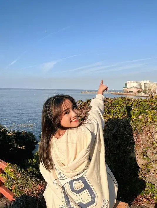 <p>Berbagai aktivitas dilakukan Fuji selama di Korea, salah satunya adalah berburu donat. Tak hanya itu, Fuji terlihat menikmati pemandangan laut di Korea. [Foto: instagram.com/fuji_an]</p>